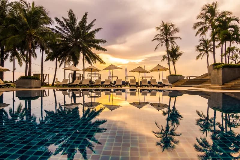 Resort all inclusive com piscina e vista para o mar
